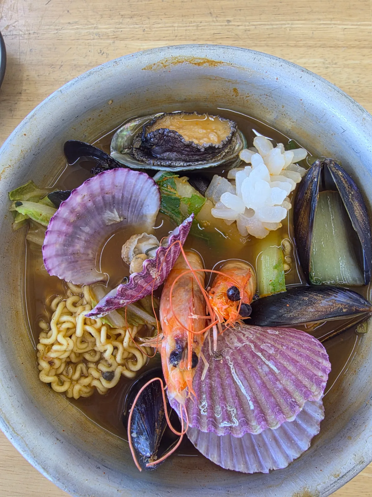 ノラバ — エビと貝がのった海鮮ラーメン