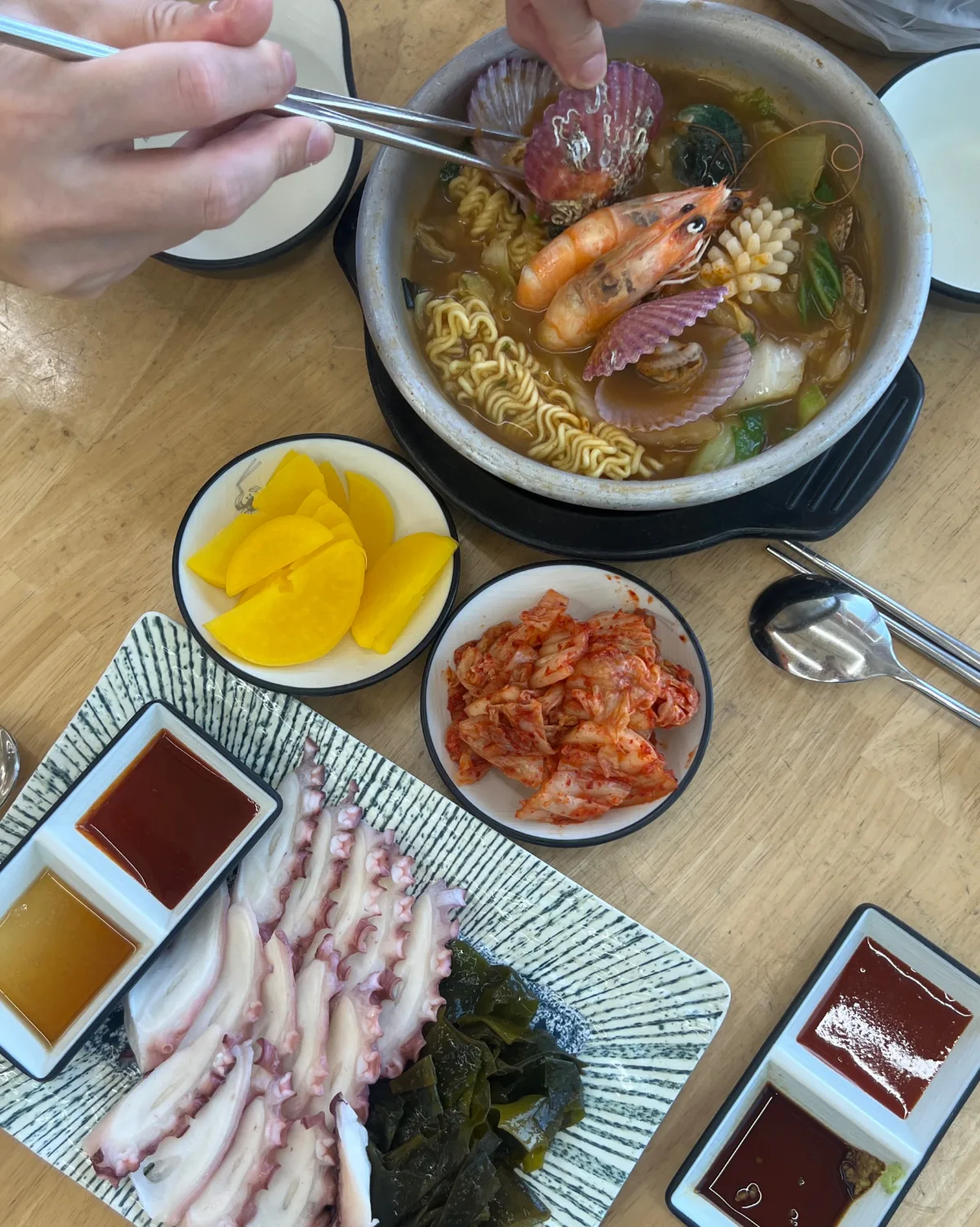 殻付きの貝とエビをのせた一杯