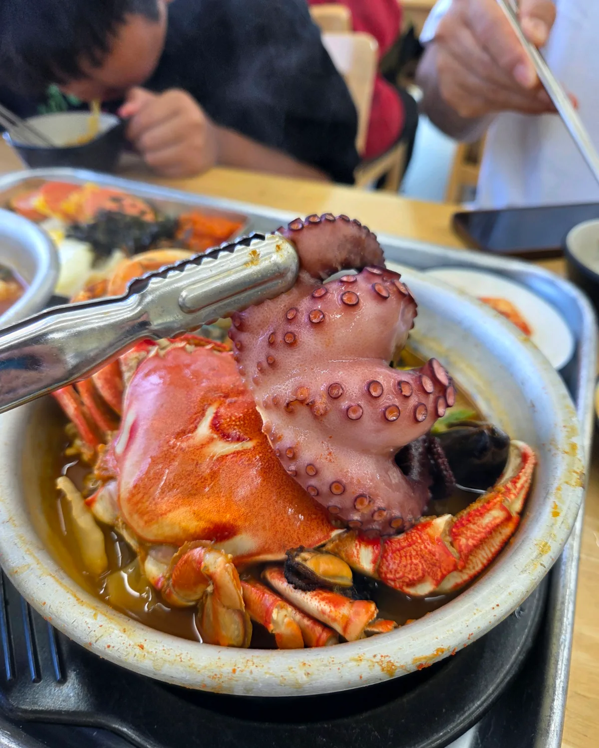 タコの足とカニがのったラーメン