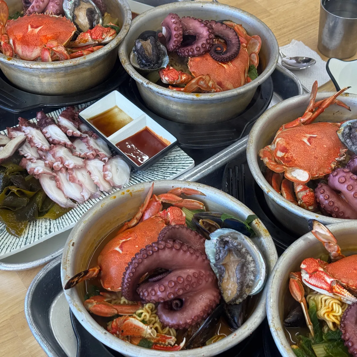 ノラバ — タコ入りラーメンとゆでダコの食卓