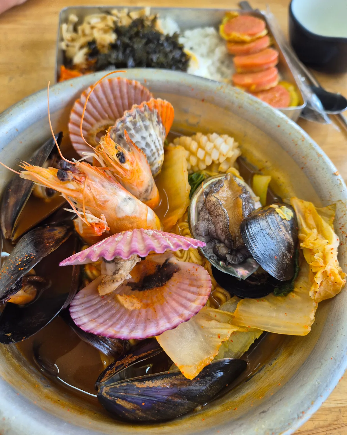 エビや貝がのった海鮮ラーメン