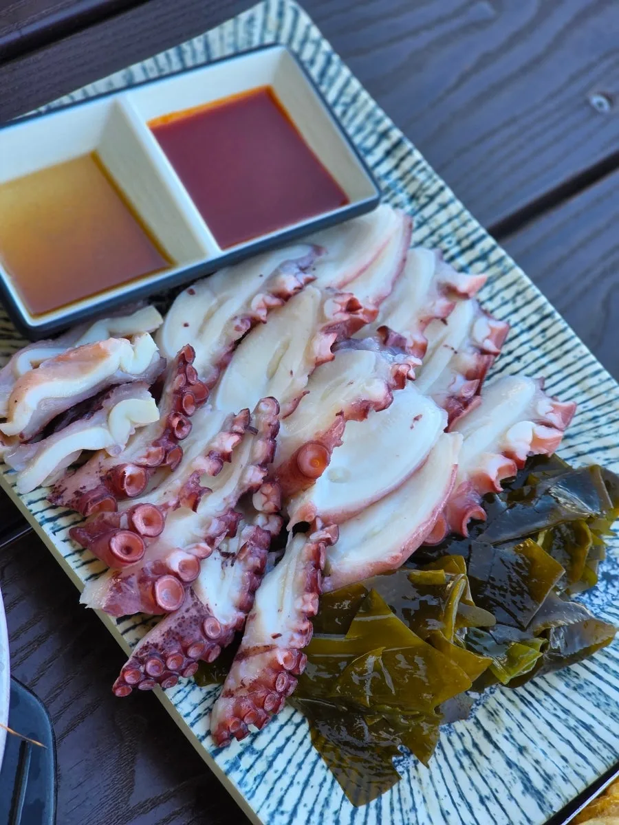 ノラバ — 海藻を添えたゆでマダコ
