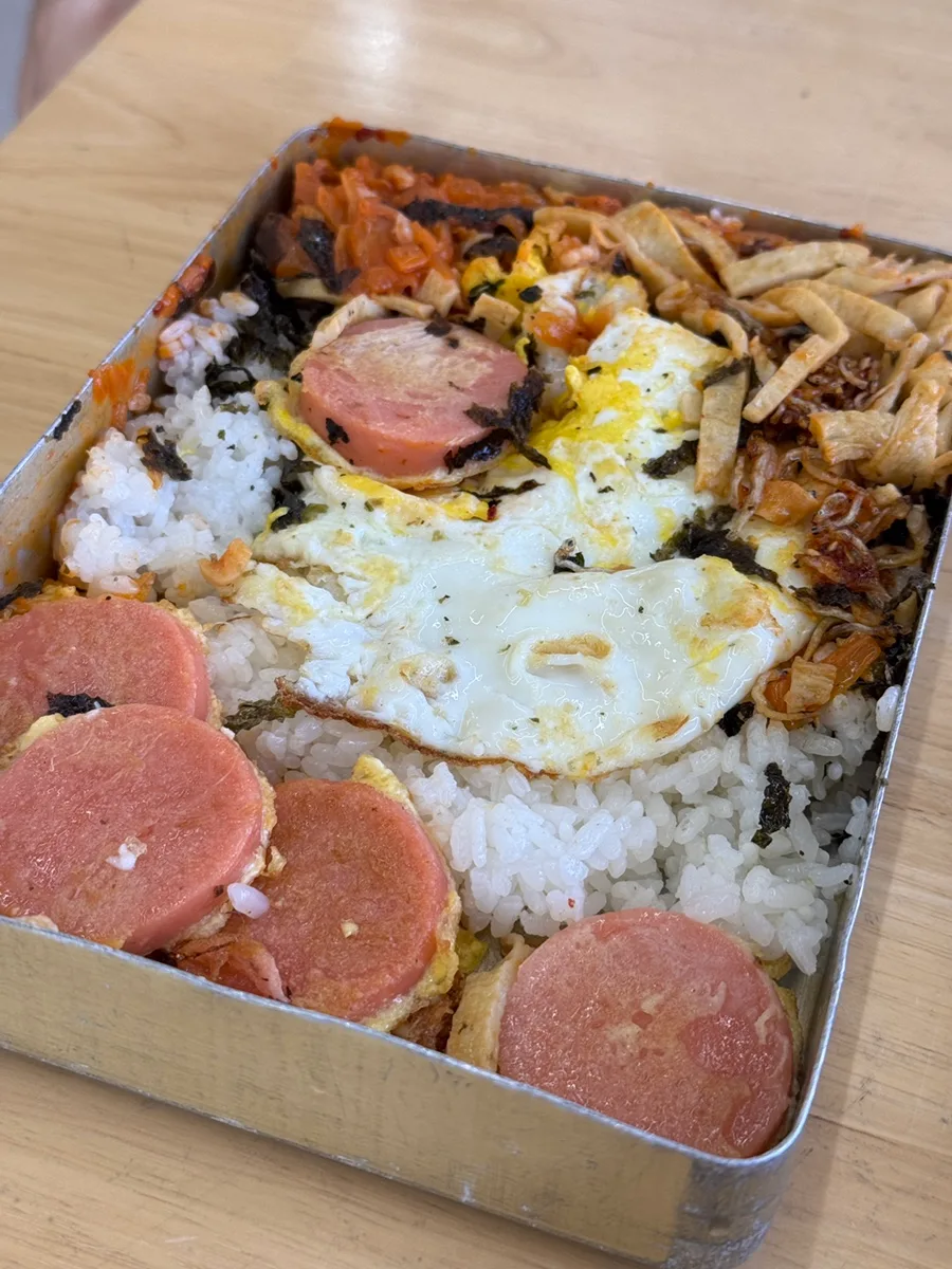 ソーセージと目玉焼きをのせた昔ながらのお弁当