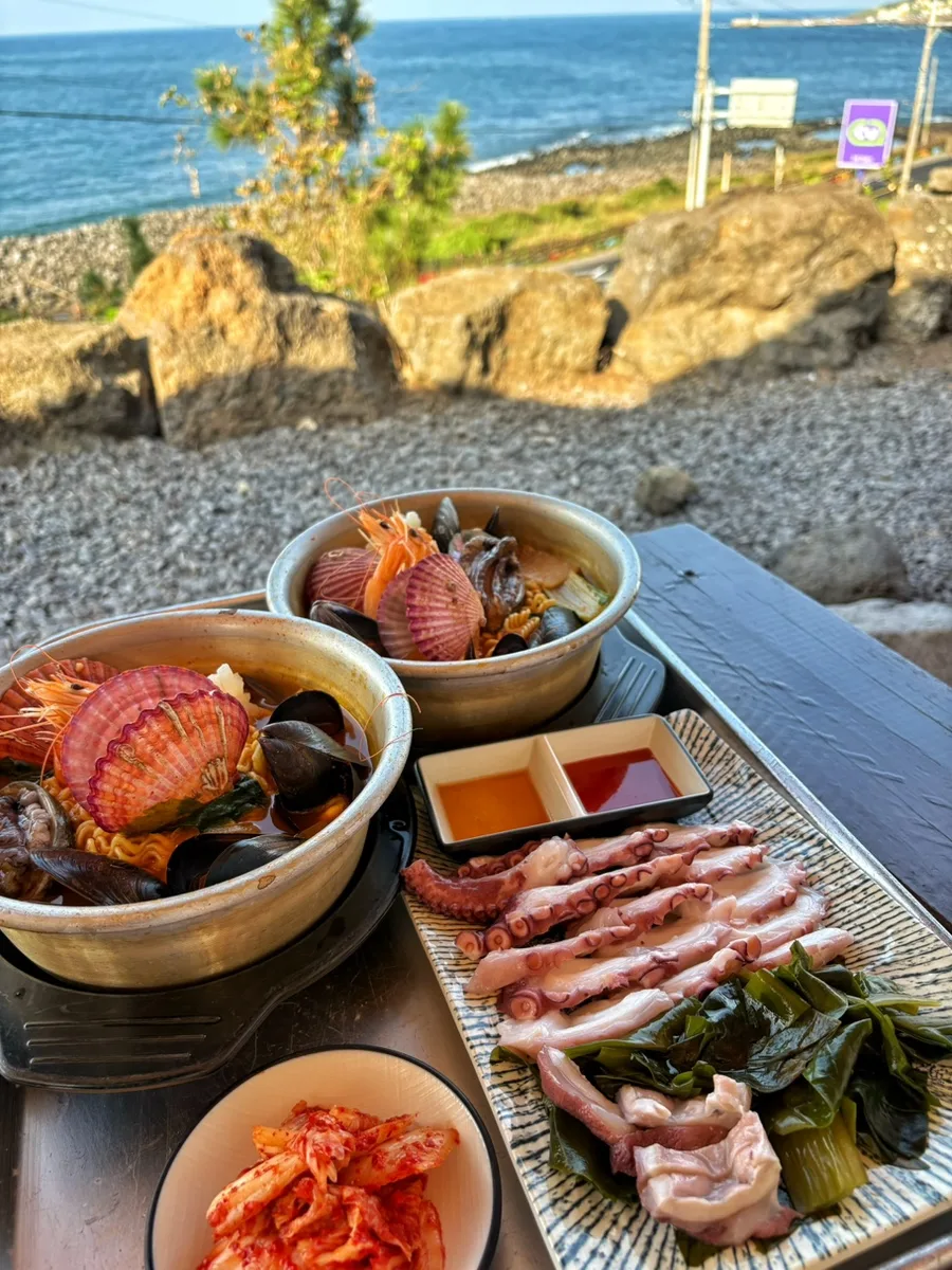 海を背にした海鮮ラーメンとゆでダコ