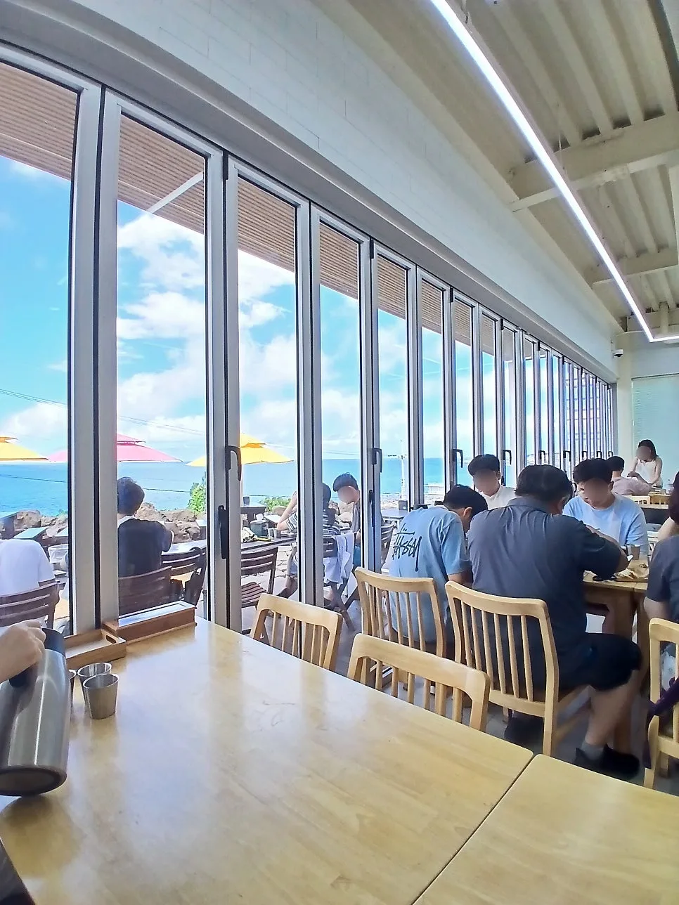 ガラス越しに海が見える店内の席
