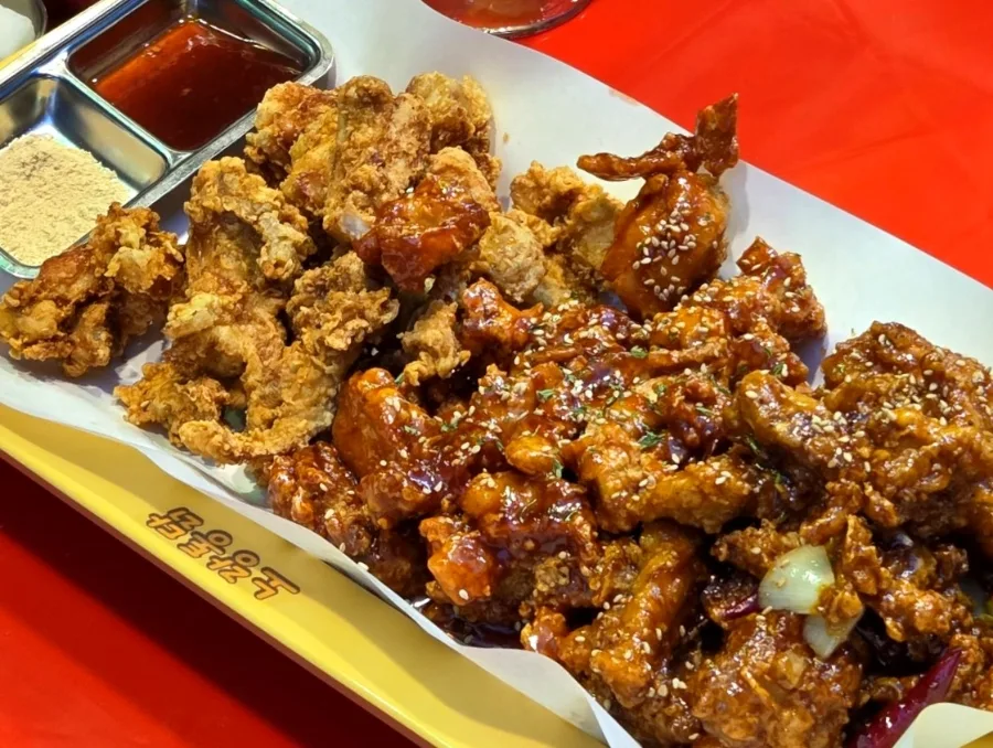 ノラントンタッ 明洞店 — フライドとソースのチキン盛り合わせ
