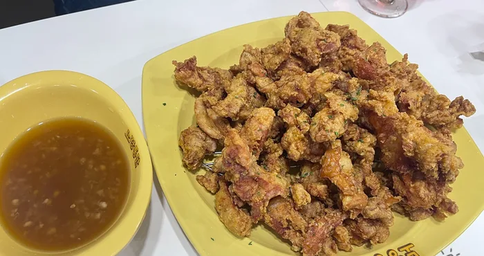刻んだ具入りのソースとチキン