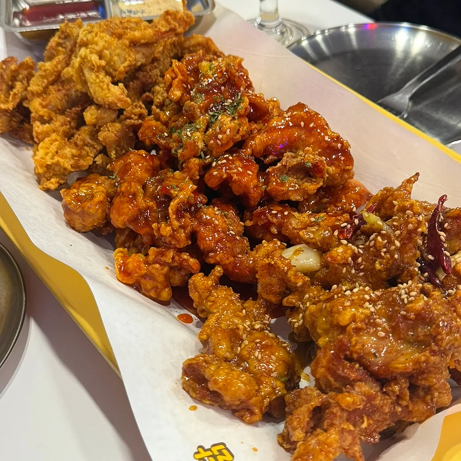 三つの味付けのチキン盛り合わせ
