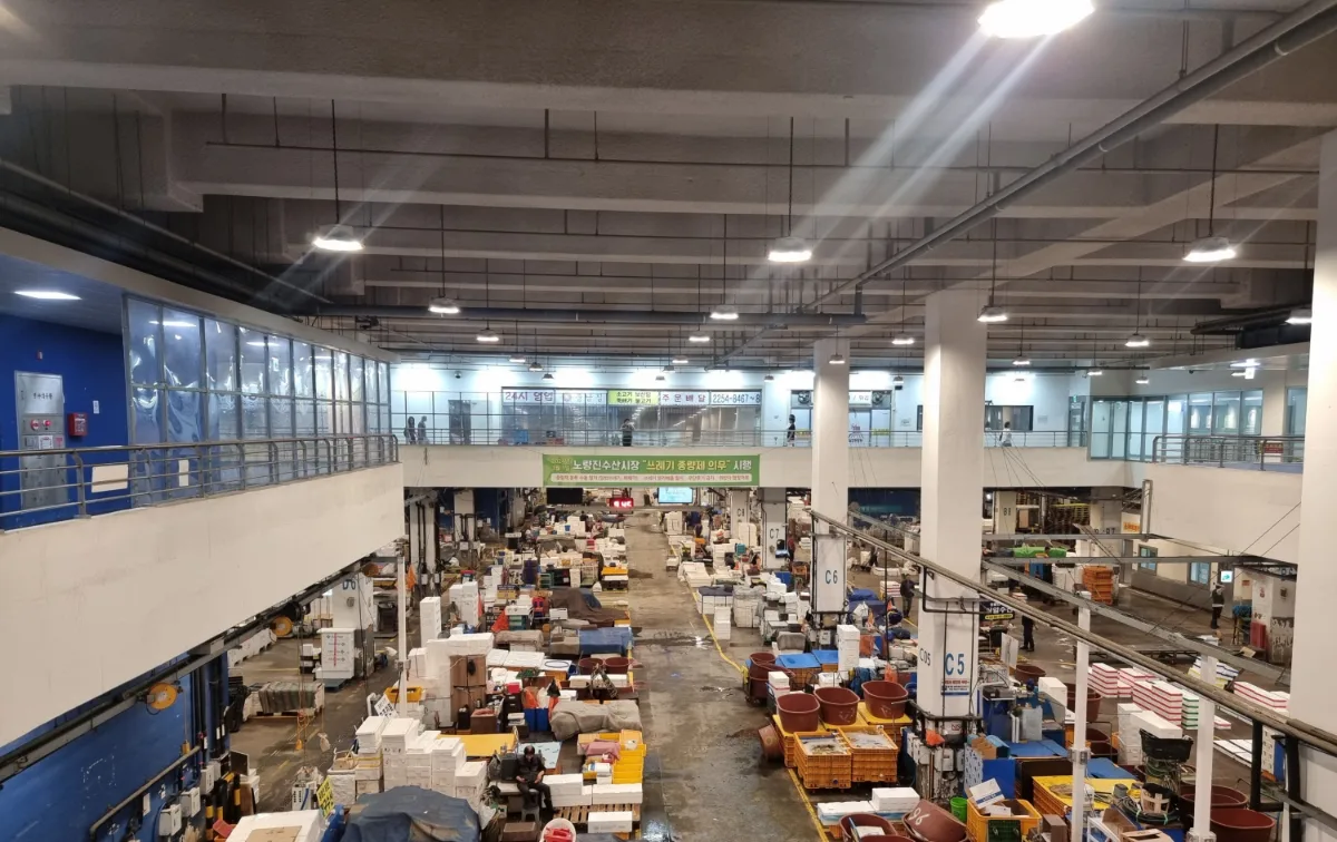 箱が並ぶ卸売の競り場