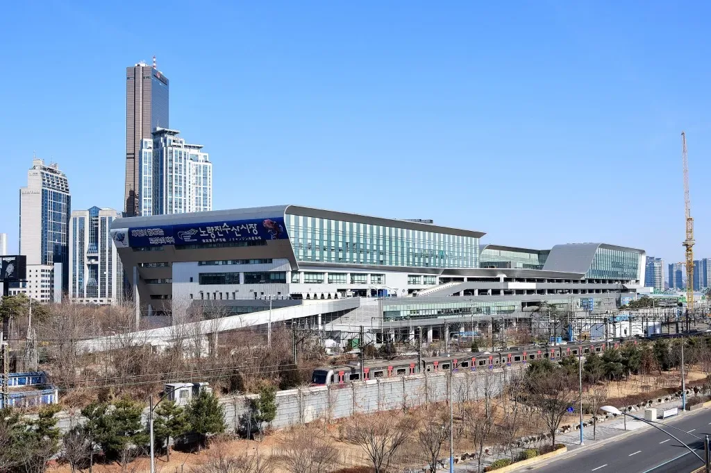 線路越しに見る市場の建物