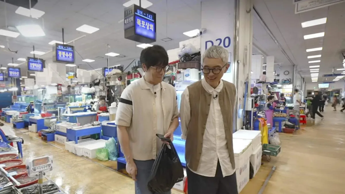 ノリャンジン水産市場の売場を歩くソン・シギョンと松重豊(Netflix『隣の国のグルメイト』より)