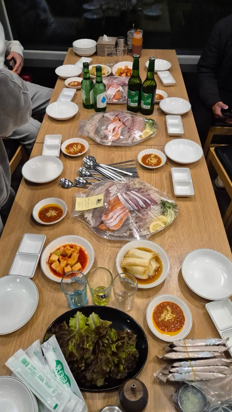 おかずが並ぶ食堂の食卓