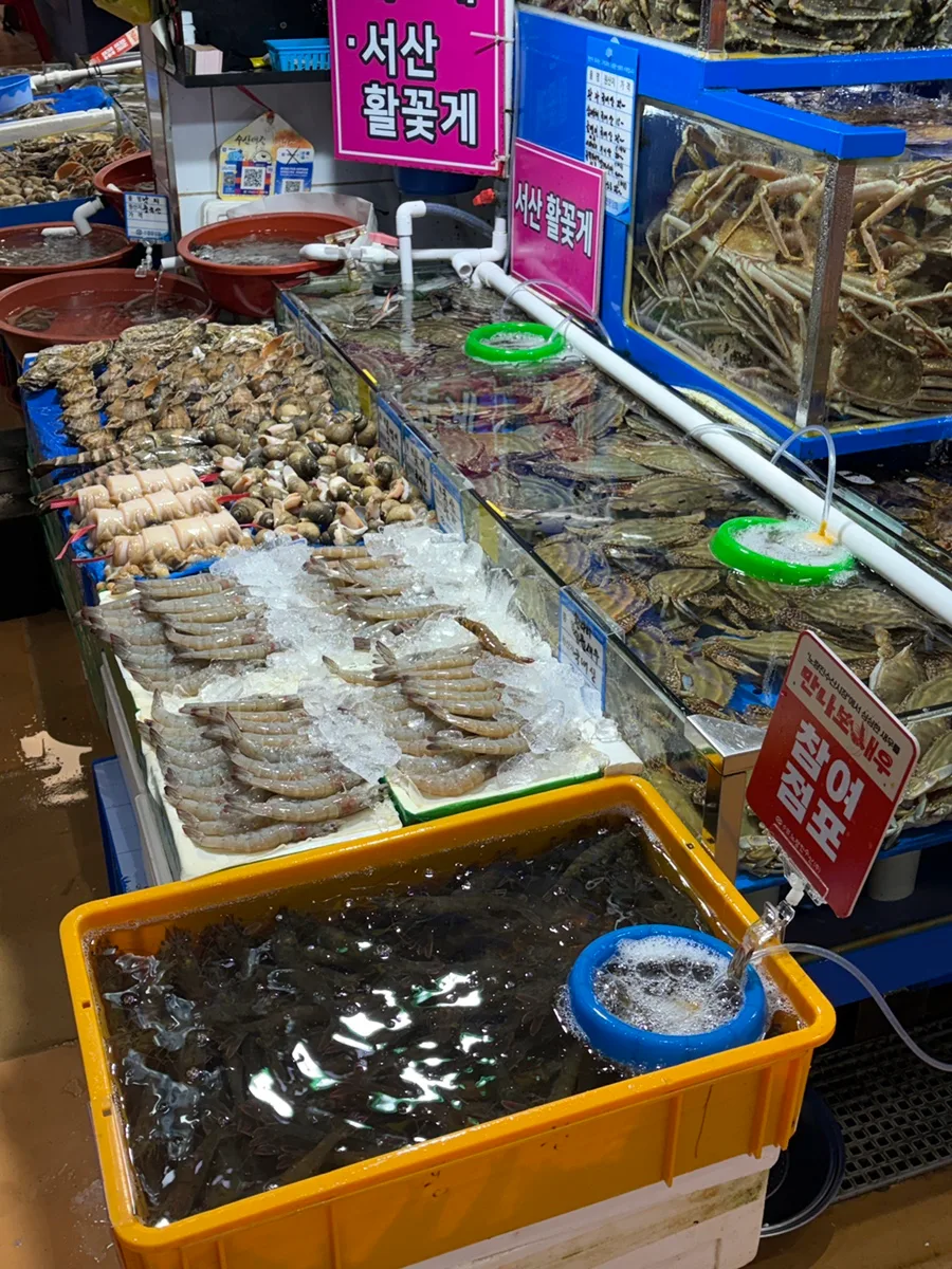 ノリャンジン水産市場 — 貝やエビが並ぶ売場