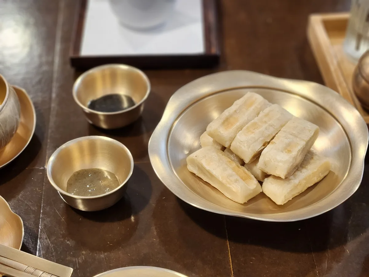 鍮器の皿に盛られた焼き餅