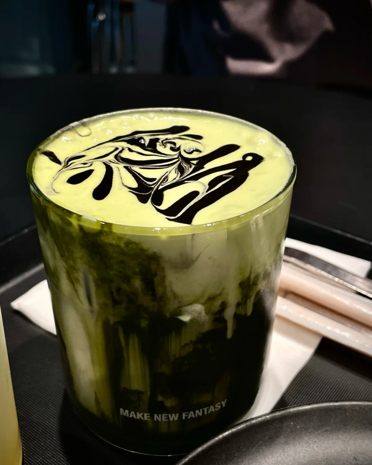 抹茶クリームを浮かべたラテ