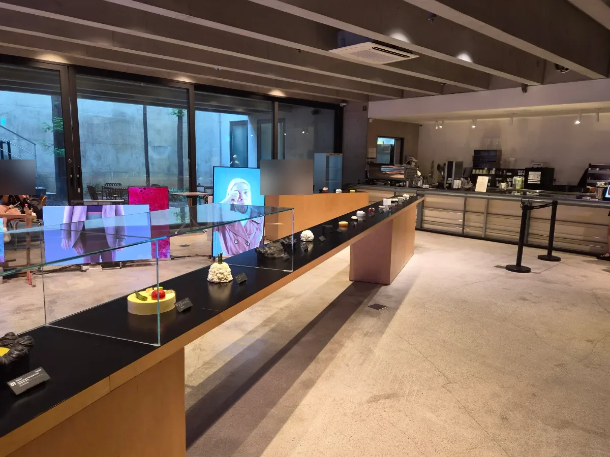 デザートが並ぶ長い展示台