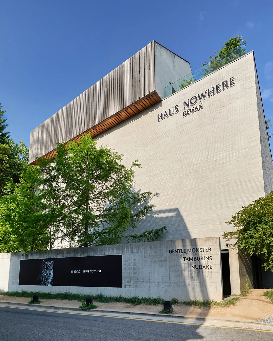 HAUS NOWHEREの白い建物
