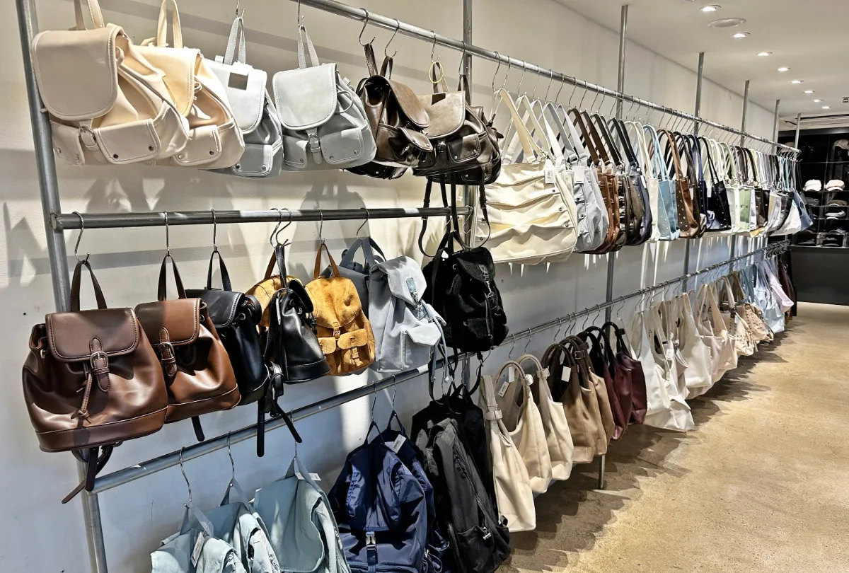 NYUNYU 東大門店 — 壁に掛けられた色とりどりのバッグ