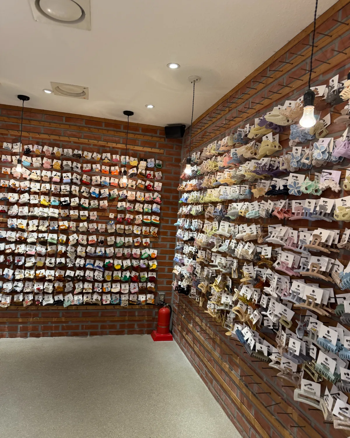 NYUNYU 東大門店 — 壁一面に並ぶヘアクリップ