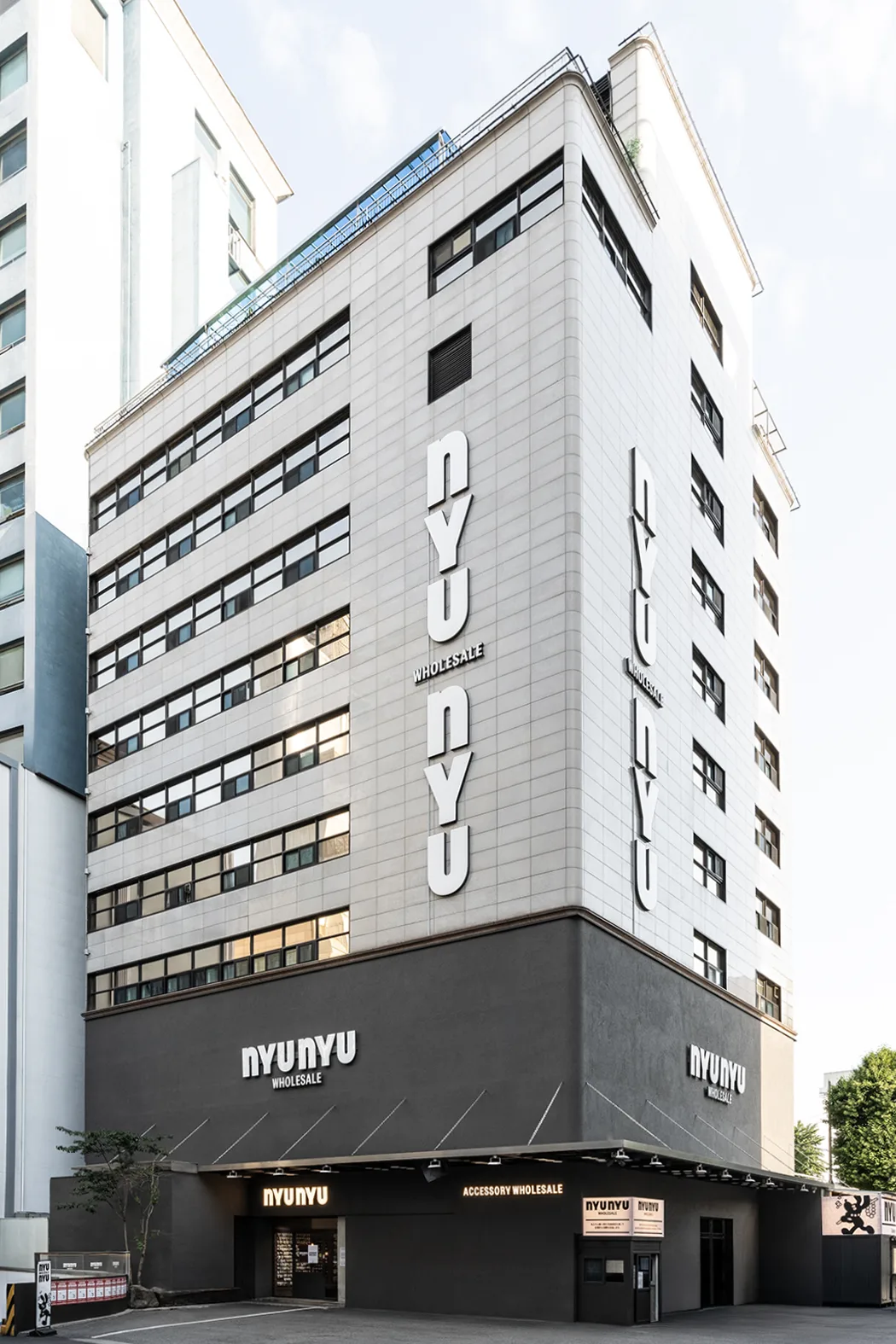 NYUNYU 東大門店 — NYUNYUの看板がある建物