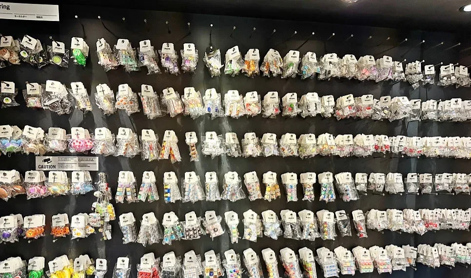 NYUNYU 東大門店 — キーホルダーがずらりと並ぶ壁