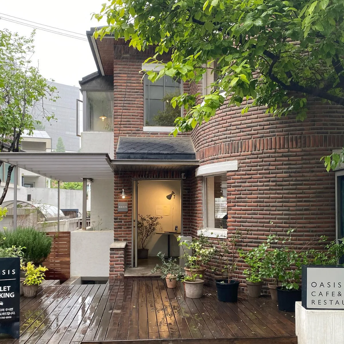 OASIS 漢南店 — 緑に囲まれたレンガ造りの店