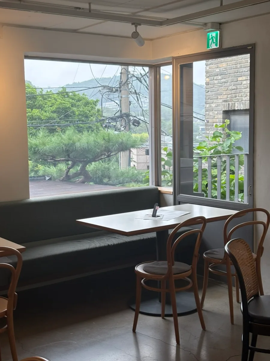 OASIS 漢南店 — 木々を望む窓際のテーブル席