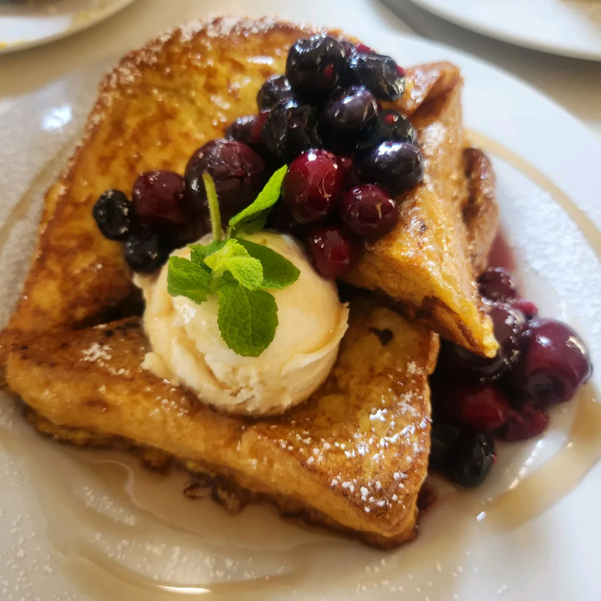 OASIS 漢南店 — ベリーとアイスをのせたフレンチトースト