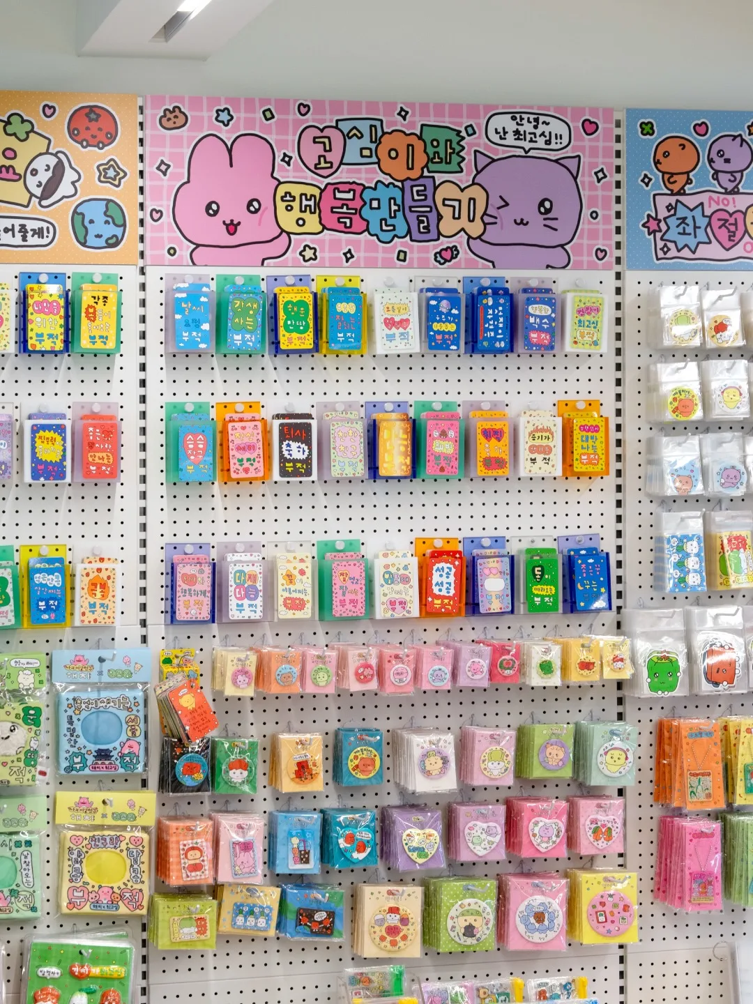 作家ごとのシールが壁一面に並ぶ売り場