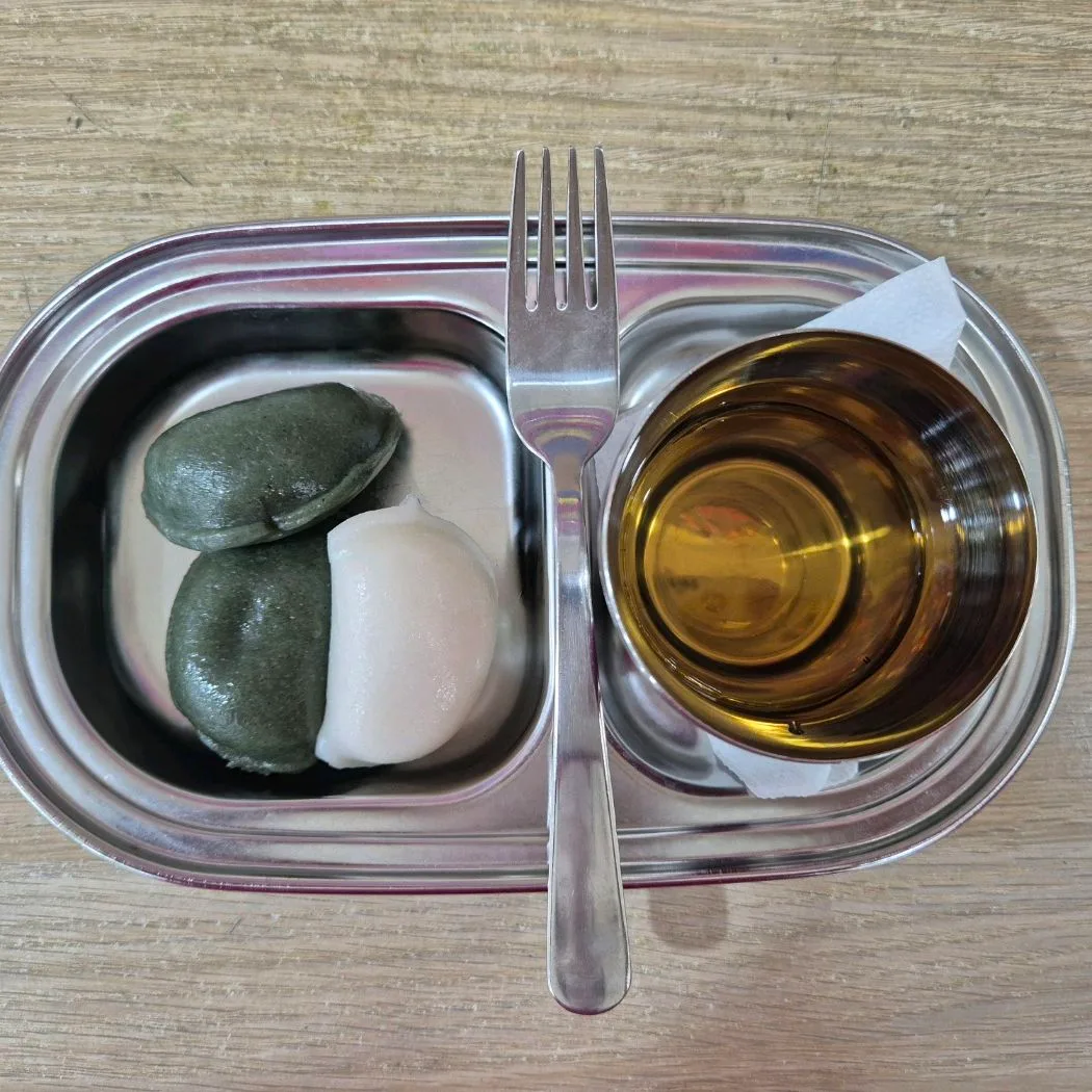 オビョンイオ — 緑と白の半月形の餅