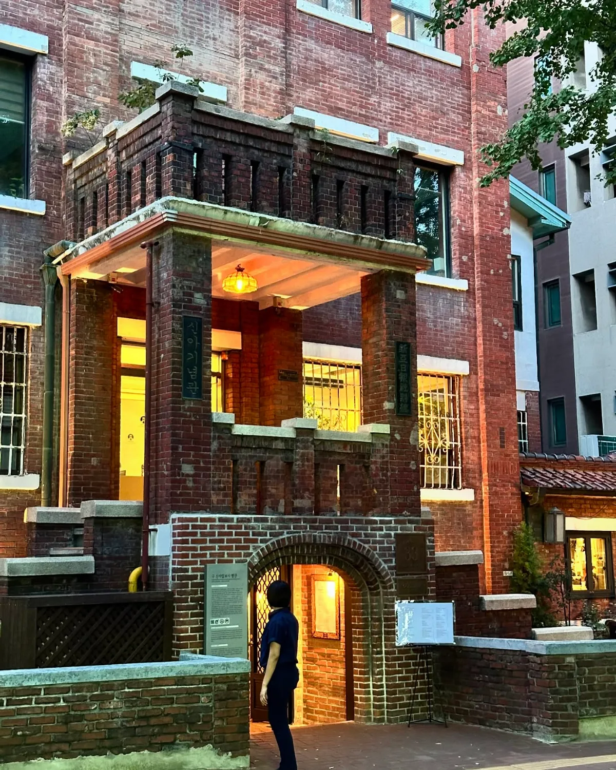 赤レンガの建物の入口