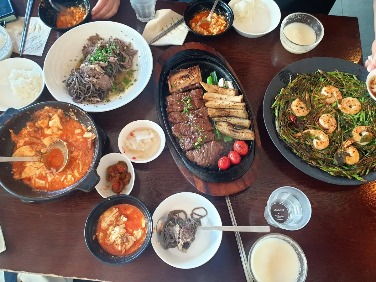 oiji 大学路店 — 麺やチゲ、肉料理が並ぶ食卓