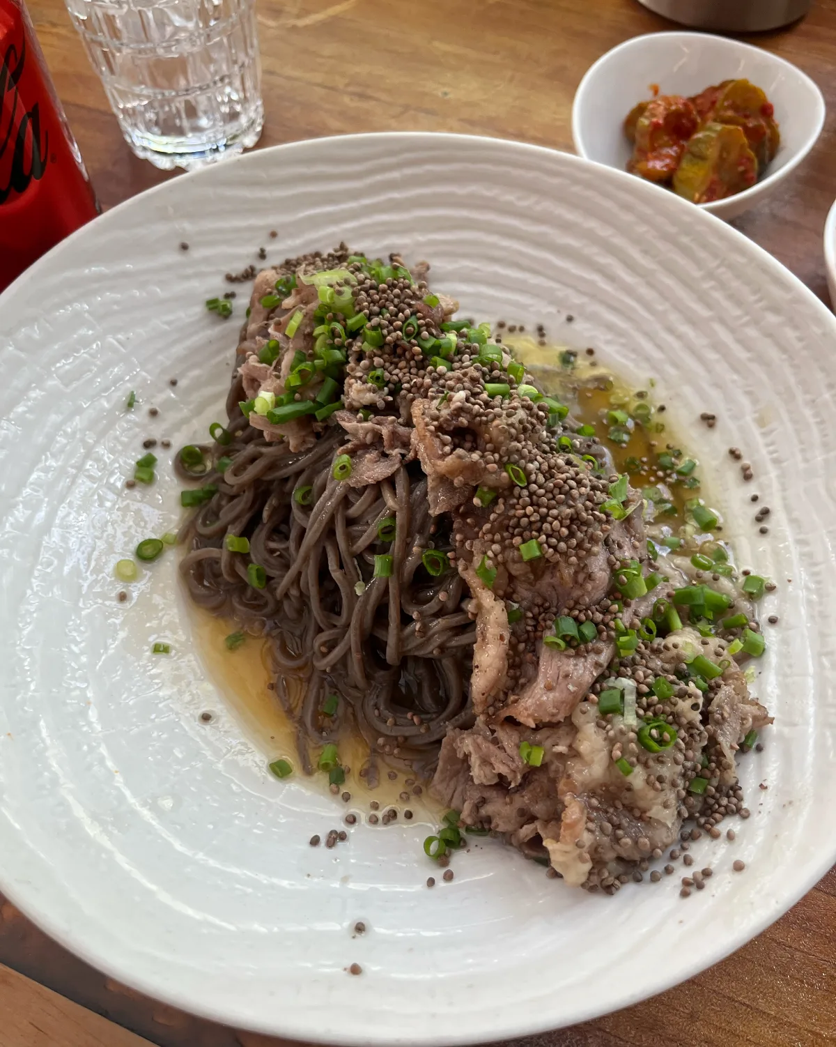 oiji 大学路店 — 牛肉とネギをのせた黒い麺