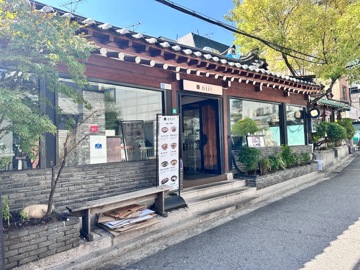oiji 大学路店 — 瓦屋根と木の柱がある店構え