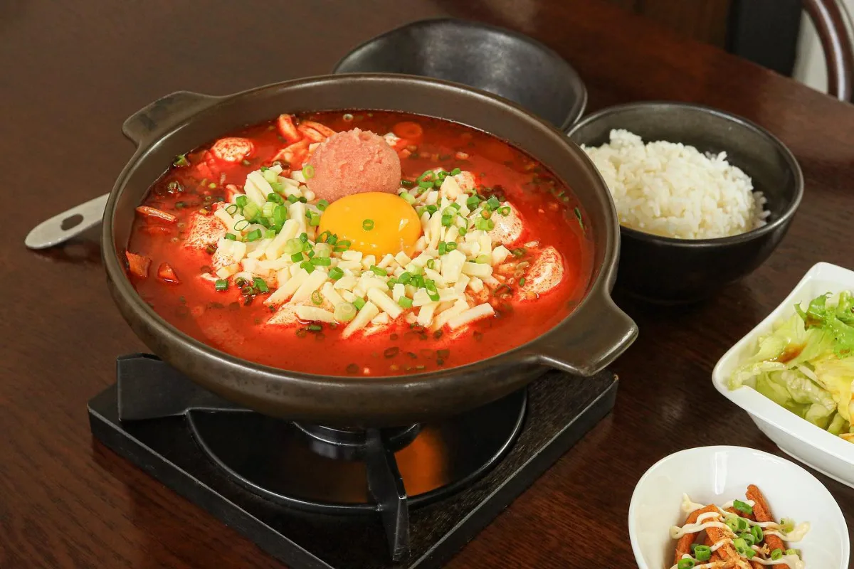 ご飯を添えた明太子スンドゥブ