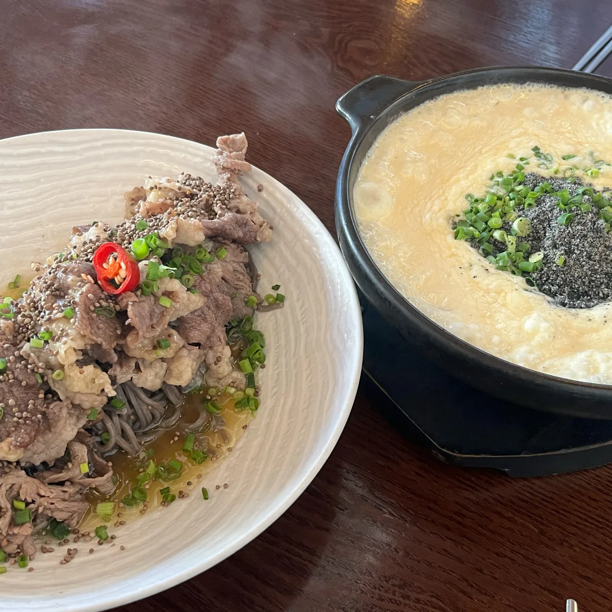 エゴマ油の麺と黒ごまクリームのスジェビ