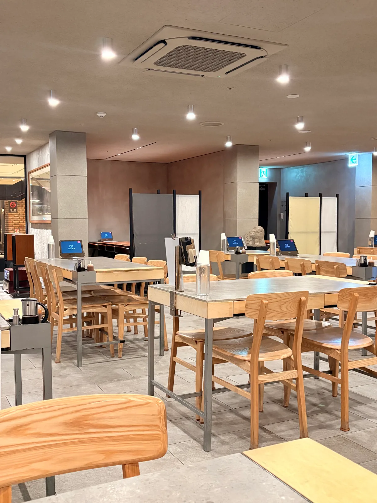 OJEJE 光化門店 — 木の椅子が並ぶ明るい客席