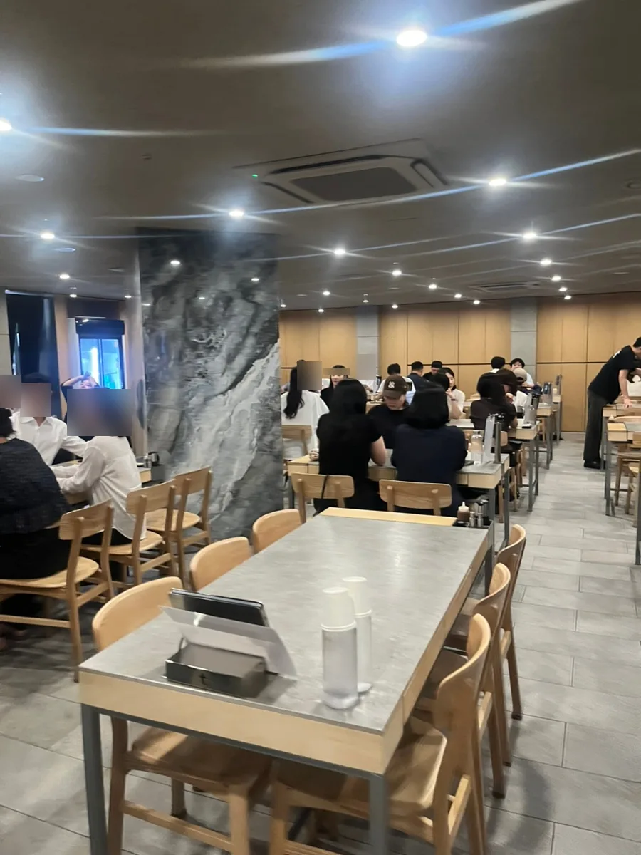 昼の客でにぎわう店内