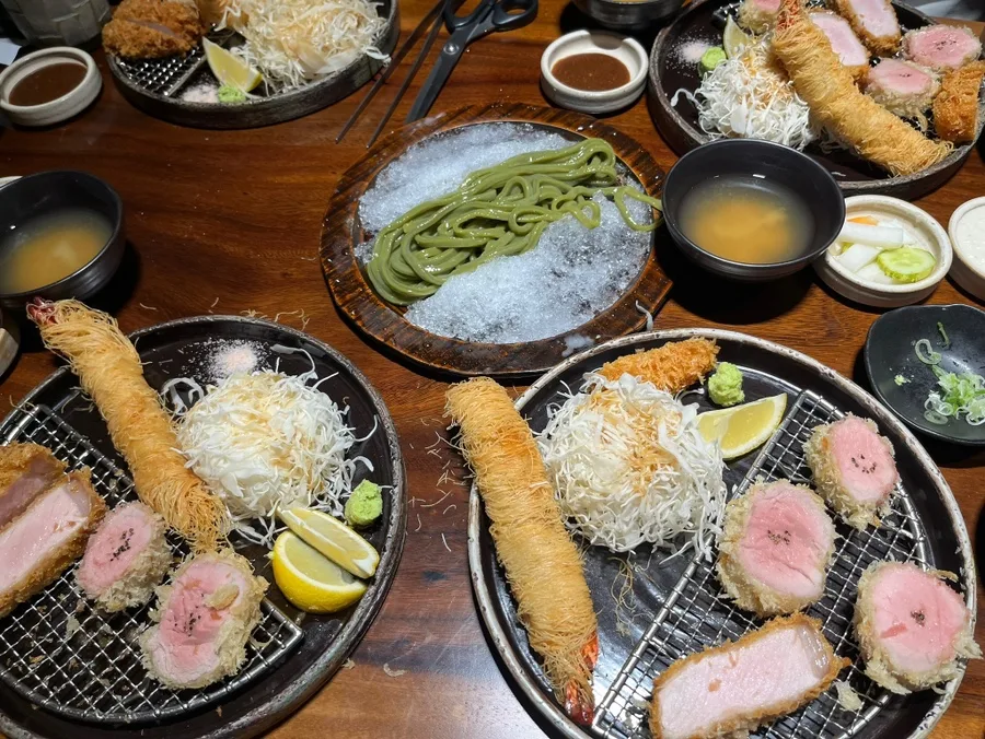 OJEJE 光化門店 — カツと抹茶うどんが並ぶ食卓