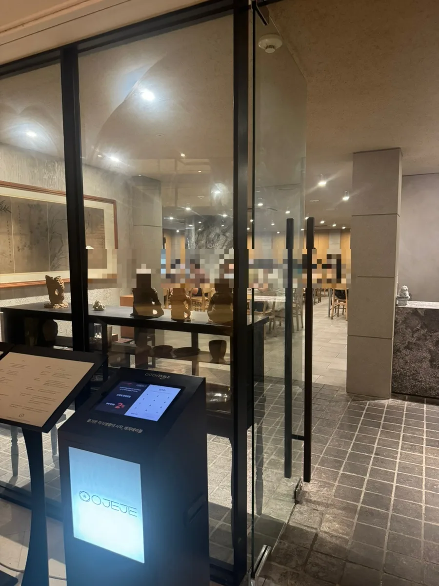 OJEJE 光化門店 — ガラス扉の前に立つ受付端末