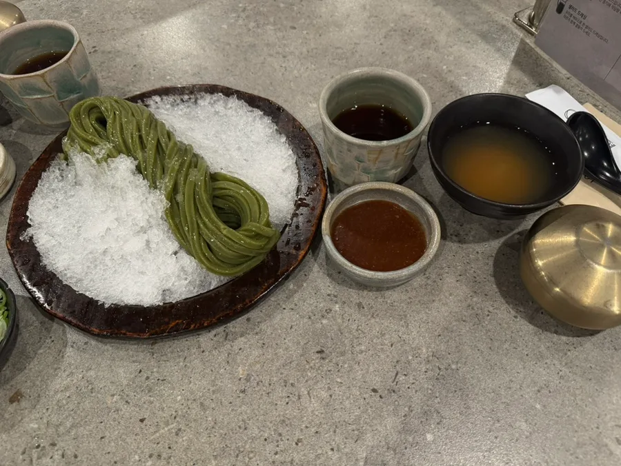 OJEJE 光化門店 — 氷を添えた緑色の冷たいうどん