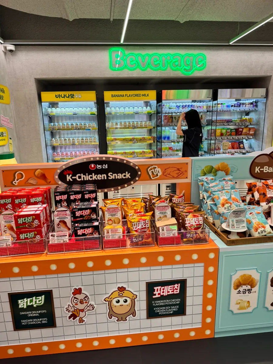 韓国のお菓子が並ぶ売り場