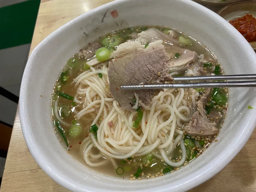 豚肉を持ち上げたコギグクス