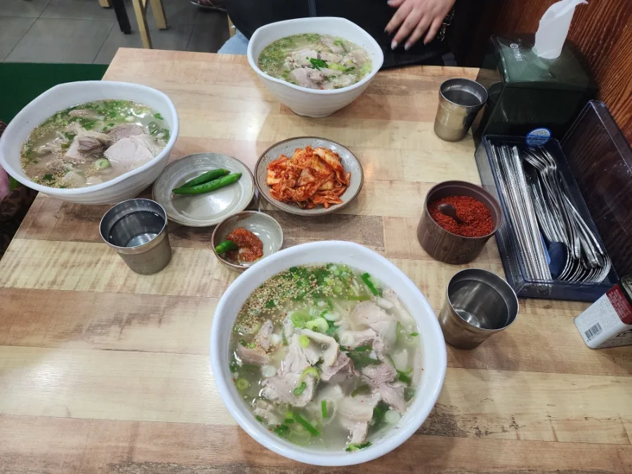 オルレグクス 本店 — 麺料理とキムチが並ぶ食卓