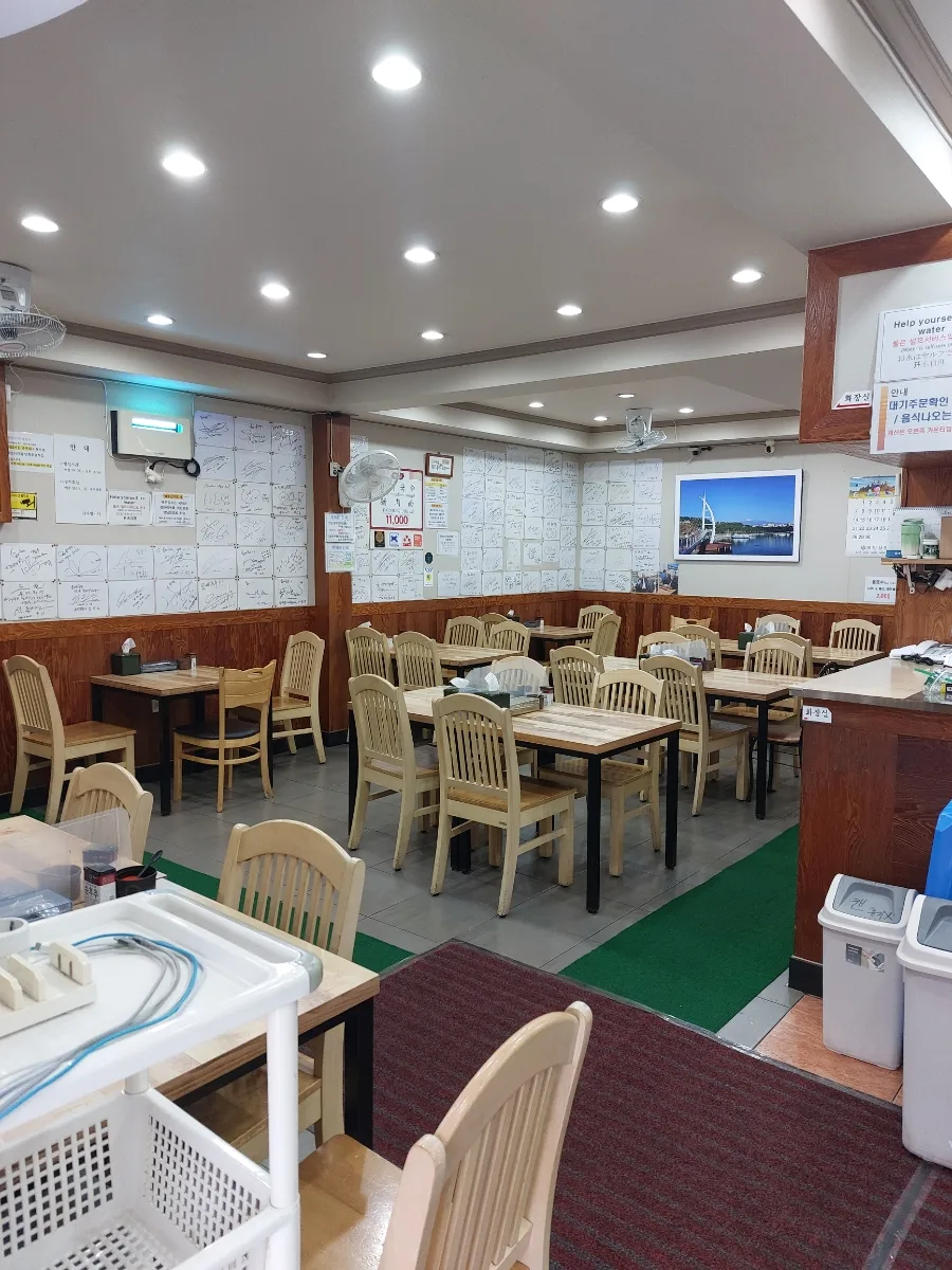 オルレグクス 本店 — 木のテーブルが並ぶ客席