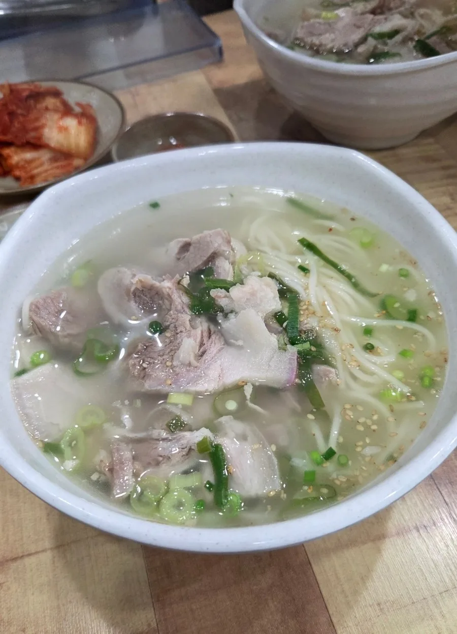 オルレグクス 本店 — 澄んだスープに豚肉と麺が入ったコギグクス