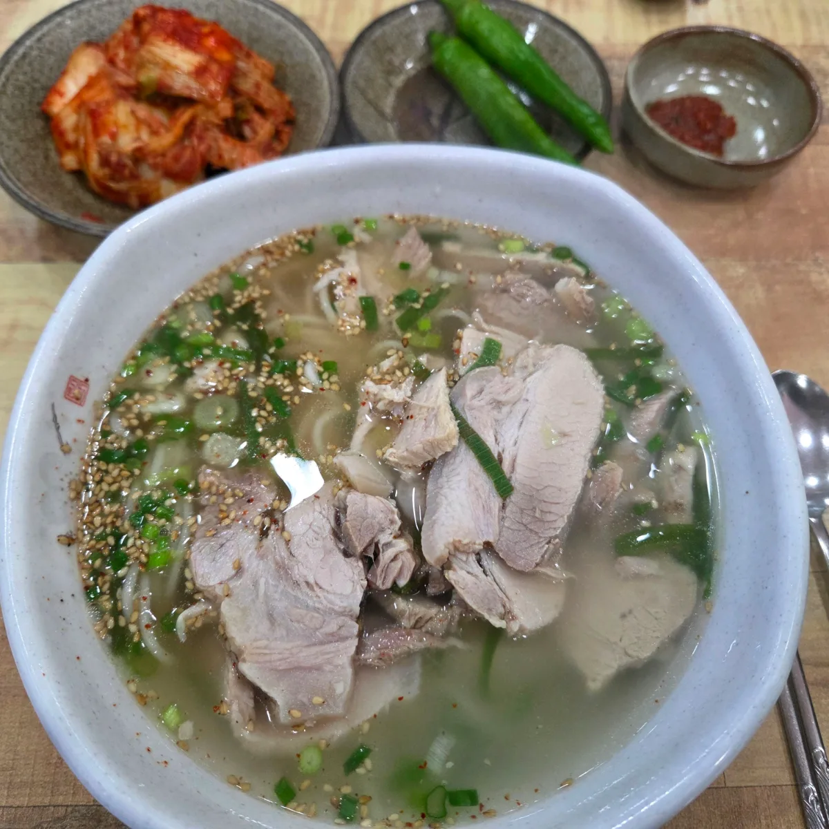 オルレグクス 本店 — 豚肉とごまがのったコギグクスとキムチ