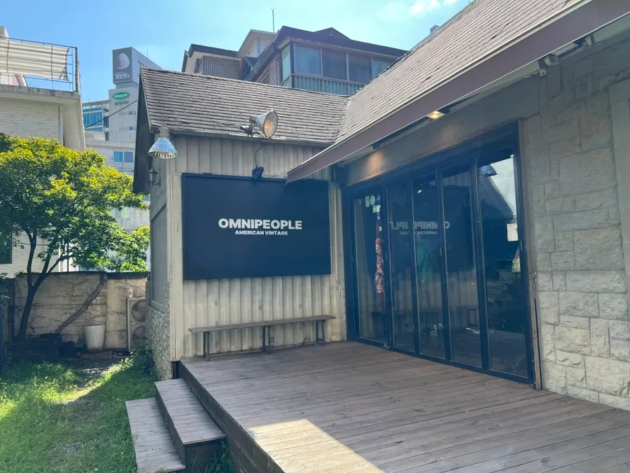 omnipeople heavy — 木のデッキとガラス張りの入口