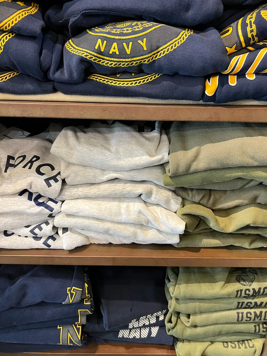軍の文字入りスウェットが並ぶ棚
