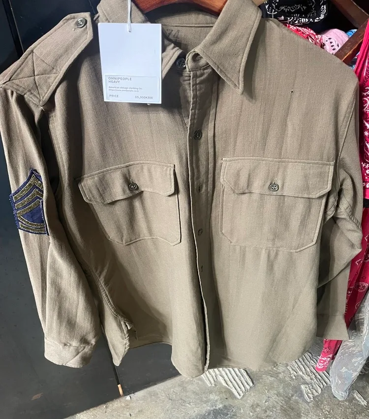 袖にワッペンのある軍ものシャツ